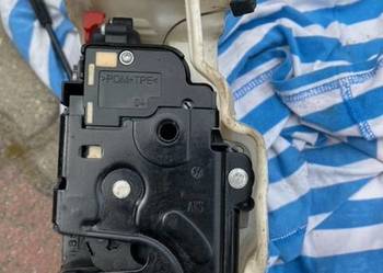 zamek drzwi tylnych prawych jetta 2005-2010