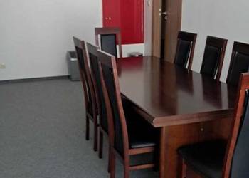 Stół konwerencyjny i 8 krzeseł.