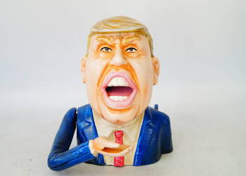 Żeliwna figura rzeźba skarbonka Donald Trump Make Amerika Grate Again