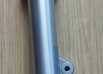 Goleń dolna widelca lewa Suzuki GN 125 laga dół OEM