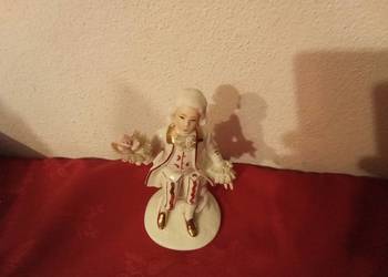 Figurka dżentelmena z różą