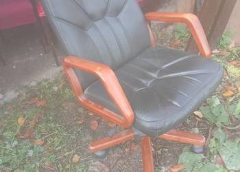 Fotel skórzany obrotowy czarny drewno brązowy gabinetowy szefa biuro obraca