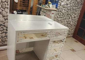 Toaletka z lustrem kosmetycznym