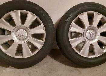 Aluminiowe felgi z czujnikami ciśnienia i oponami.