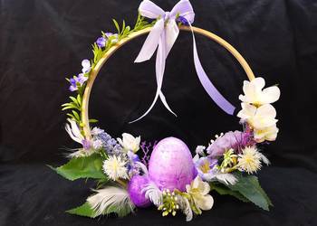 Stroik wielkanocny stojący na kole