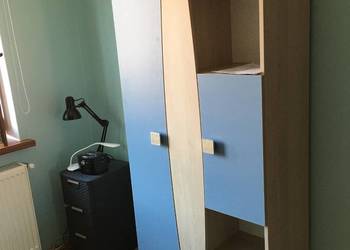 Pojemna szafa / komoda do pokoju dziecięcego – z półkami