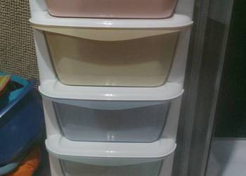 Plastikowy regał na zabawki
