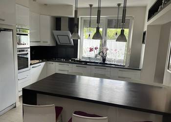 Wolnostojący dom na osiedlu Rogi w rejonie ul. Warszawskiej