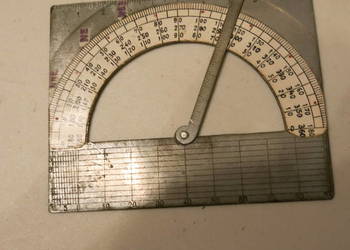 Kątomierz metalowy z ruchomą linijką w kwadratowej obudowie