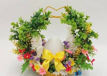 Dekoracja Wielkanocna z zajączkami .Wiosenny stroik z wiosennymi kwiatami.