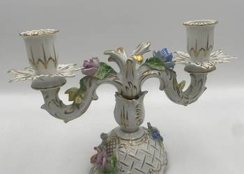 Porcelanowy kandelabr kwiatowy – 2-ramienny, bogato zdobiony.