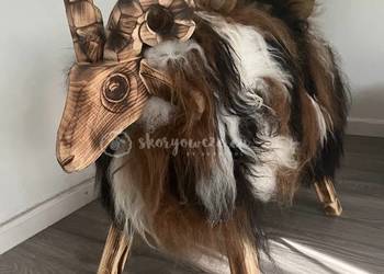 Baran dekoracyjny multicolor drewniany ze skóry owczej, krzesło 40x50x80 cm