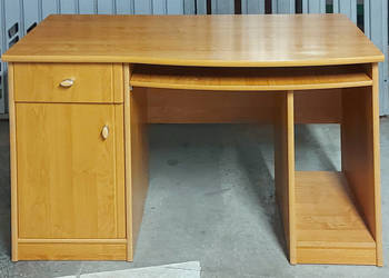 Biurko z wysuwaną półką na klawiaturę