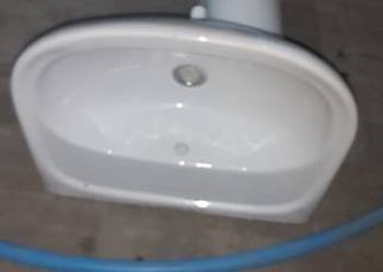 Umywalka ze stopką widoczna na zdjęciu