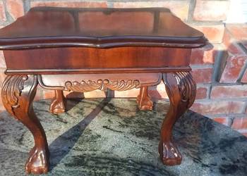 Drewniany stolik boczny w stylu Chippendale z rzeźbionymi nogami Kwietnik