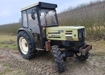 Ciągnik sadowniczy Hurliman 4x4 z kabiną, pełzaki