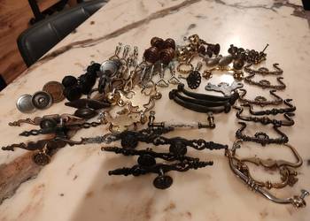 stare uchwyty meblowe z szyldem i bez 65 sztuk