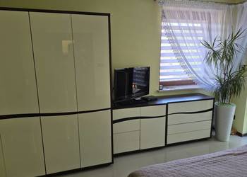 Dwa komplety mebli - sypialnie - łóżka, szafy, komody, biurka