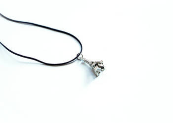 Letni wisiorek mini wieża Eiffla 0,8 x 2 cm kolor srebrny