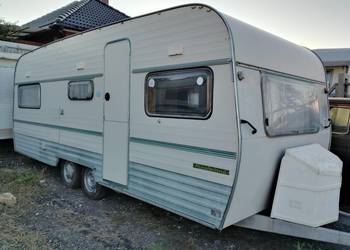 PRZYCZEPA KEMPINGOWA MUSTERLAND Z PRZEDSIONKIEM, STACJONARNA