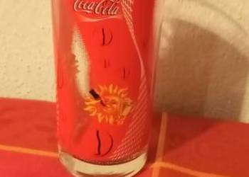 Coca cola szklanka słońce z pucharem i małymi butelkami