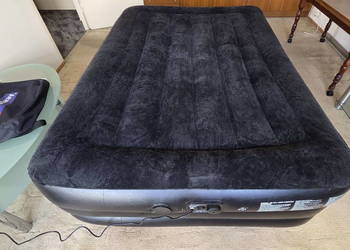 Materac dmuchany 200x150x50 cm z pompką elektryczną