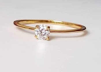 Diamentowy pierścionek z Moissanitem 0,3CT r.17