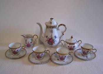 Porcelanowy serwis - bukiety kwiatów z bogatym złoceniem