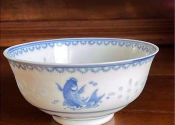 Miseczka z chińskiej porcelany ryżowej ze wzorem kobaltowej ryby. Z lat 70