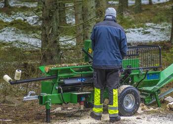 Kombajn do drewna opałowego, przerzyna i rozłupuje drewno o śr. do 28cm