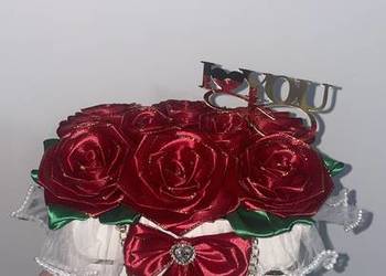 Piękny mały bukiecik czerwonych róż w torebce idealny na prezent