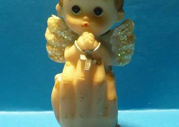 figurka ceramiczna Aniołek klęczący na dłoni