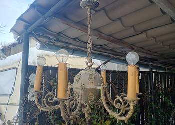 Piękny zabytkowy żyrandol