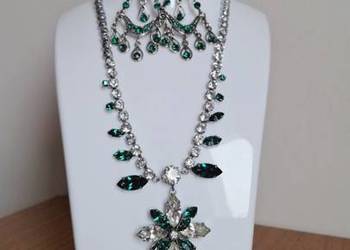 Naszyjnik ze szmaragdowymi markizami i kryształami.