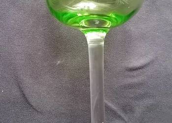 Kieliszek do wina ze szlifowaną zieloną czaszą. Wzór optyczny.