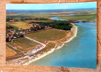 WIDOK Z LOTU PTAKA NA RZEKĘ I PLAŻĘ