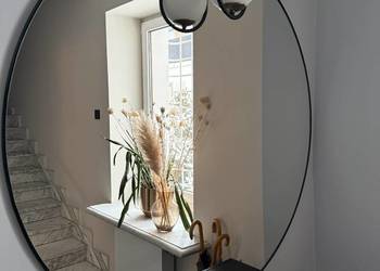 Lustro w czarnej ramie