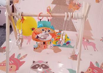 Stojak niemowlęcy drewniany z zawieszkami