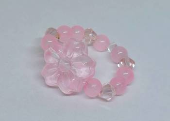 Pierścionek ręcznie robiony z szklanych koralików z kwiatem pudrowy róż