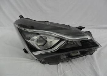 Toyota Yaris III 3 reflektor prawy przedni lampa prawa przednia przód