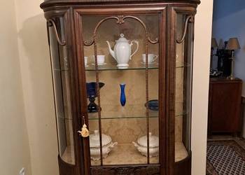 Piękna owalna witryna neorenesans