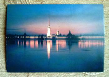 WIDOK NOCĄ NA TWIERDZĘ PIETROPAWŁOWSKĄ W PETERSBURGU