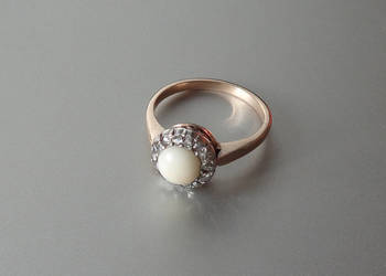 Złoty Pierścionek z Białym Koralem + Diamenty 13 sztuk