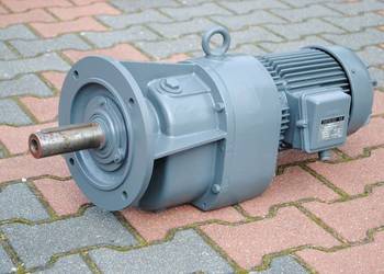 Motoreduktor kołnierzowy dwubiegowy 0.055/0.37kw. 1,2/7,4obr. Bauer