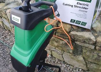 rozdrabniacz do gałęzi marki Hawksmoor o mocy 2500W.