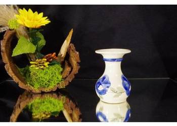 Wazon ceramiczny ręcznie malowany – niebieskie kwiaty, vintage PRL