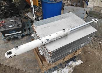 Siłownik hydrauliczny. Złożony 74 cm rozciągnięty 131 cm