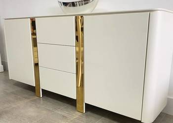 Komoda lakierowana off white mat z elementami złota Art-Futuro