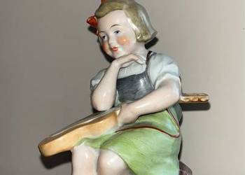 Śliczna Figurka dziewczynki z gitarą. Bez sygnatury