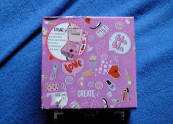 Sprzedam kuferek makijażowy urwany uchwyt i lekko podniszczony kuferek opis